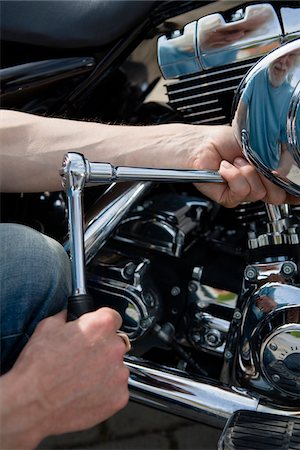 Close-up of man repairing vintage motorbike Foto de stock - Sin royalties Premium, Código: 6102-04929622