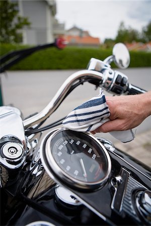 Close-up of man cleaning vintage motorbike Foto de stock - Sin royalties Premium, Código: 6102-04929624