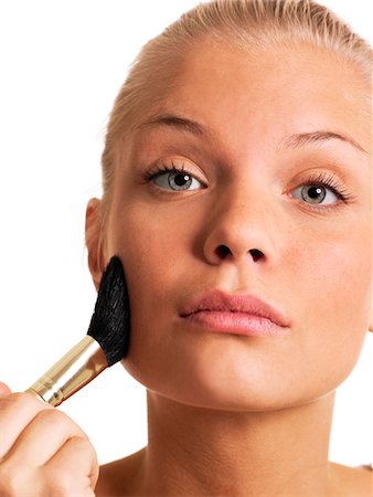 simsearch:614-06442357,k - Young woman applying blusher, close-up Stock Photo - Premium Royalty-Free, Code: 6102-04929775