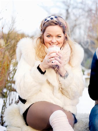 Woman in fur coat holding glass, smiling Foto de stock - Sin royalties Premium, Código: 6102-04929791