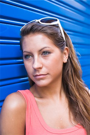 simsearch:6102-08800359,k - Portrait de jeune femme en face de mur bleu Photographie de stock - Premium Libres de Droits, Code: 6102-04929807