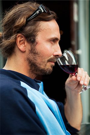 Mid adult man drinking red wine Foto de stock - Sin royalties Premium, Código: 6102-04929823