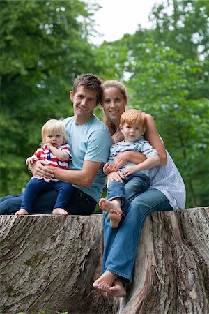 simsearch:6102-08520745,k - Portrait of family with two children Foto de stock - Royalty Free Premium, Número: 6102-04929909