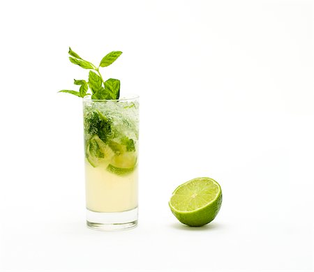 Mojito avec des feuilles de menthe et de citron vert sur glace pilée Photographie de stock - Premium Libres de Droits, Code: 6102-04929914