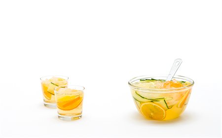 Punch aux fruits dans un bol et dans les verres Photographie de stock - Premium Libres de Droits, Code: 6102-04929919