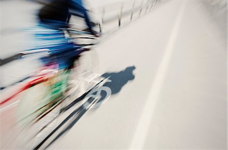 Cyclist on bike lane Foto de stock - Sin royalties Premium, Código: 6102-05655353