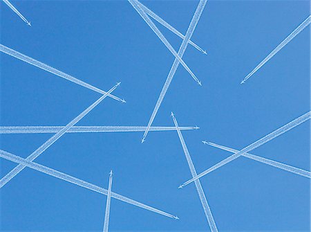 simsearch:6102-08761105,k - Airplanes against blue sky, directly below Foto de stock - Sin royalties Premium, Código: 6102-05655447