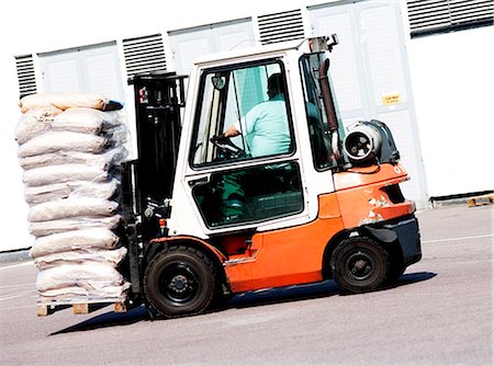 Forklift carrying bags Foto de stock - Royalty Free Premium, Número: 6102-05655468