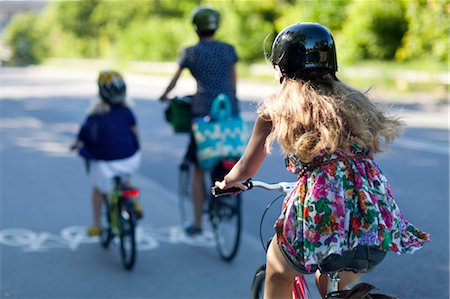 a woman and two children riding bikes Foto de stock - Sin royalties Premium, Código: 6102-05655470