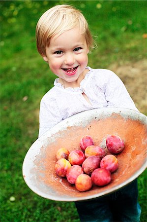 fresh peach - Girl holding fruits in dish Stock Photo - Premium Royalty-Free, Code: 6102-05655428