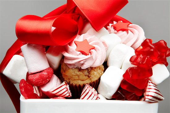 Various confectionary in bow, close-up Photographie de stock - Premium Libres de Droits, Le code de l’image : 6102-05655435