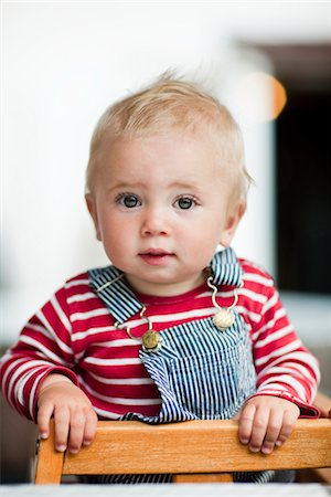 Baby boy leaning on chair Foto de stock - Royalty Free Premium, Número: 6102-05603685