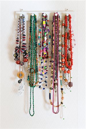 Necklaces hanging in shop Foto de stock - Sin royalties Premium, Código: 6102-05603694