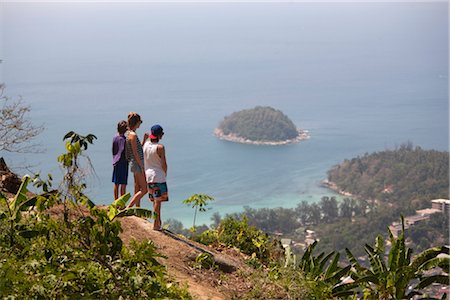 simsearch:841-03062604,k - Three teenagers viewing island in sea from cliff Foto de stock - Sin royalties Premium, Código: 6102-05603707