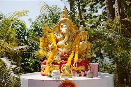 phuket - Hindu god statue in forest Foto de stock - Sin royalties Premium, Código: 6102-05603706