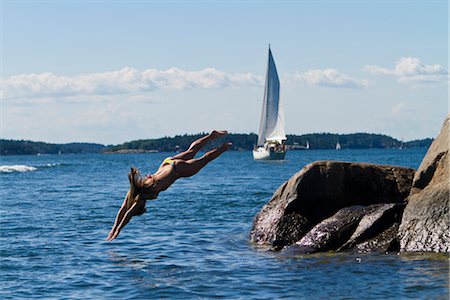 Jeune femme séduisante, sauter dans l'eau Photographie de stock - Premium Libres de Droits, Code: 6102-05955867