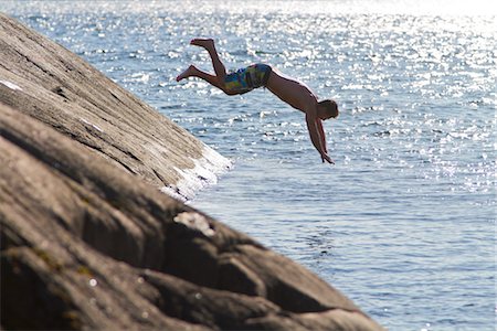 Young man jumping into water Foto de stock - Sin royalties Premium, Código: 6102-05955873