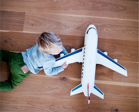 Boy playing with model airplane Foto de stock - Sin royalties Premium, Código: 6102-05955916