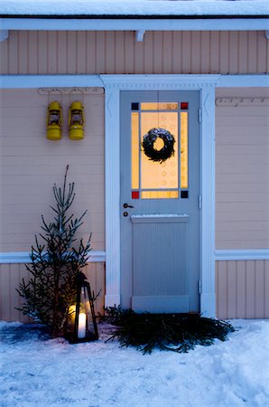 simsearch:6102-03826751,k - Front door of house decorated for Christmas Foto de stock - Sin royalties Premium, Código: 6102-05955935