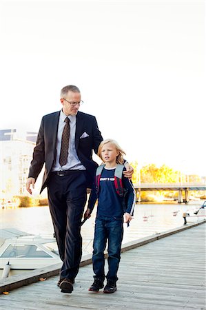 father and son walking - Father and son walking on pier Foto de stock - Sin royalties Premium, Código: 6102-06025767