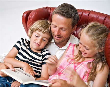 simsearch:6102-08996269,k - Father reading to kids Foto de stock - Sin royalties Premium, Código: 6102-06025844