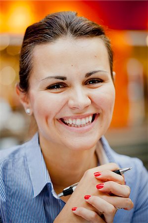 simsearch:6102-06471206,k - Portrait de jeune femme souriante Photographie de stock - Premium Libres de Droits, Code: 6102-06025896