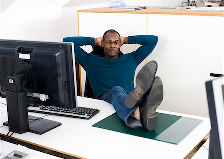 simsearch:6102-06026013,k - Porträt des entspannten junger Mann mit Beinen auf Schreibtisch Stockbilder - Premium RF Lizenzfrei, Bildnummer: 6102-06025999
