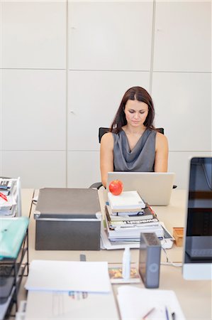 sweden woman business - Femme d'affaires travaillant dans l'environnement de bureau Photographie de stock - Premium Libres de Droits, Code: 6102-06026062