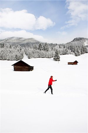 simsearch:6102-04929303,k - Man skiing in scenic landscape Foto de stock - Sin royalties Premium, Código: 6102-06026031