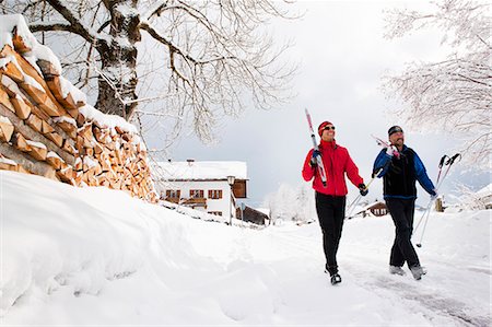 sciatori di fondo - Two men walking with skis Fotografie stock - Premium Royalty-Free, Codice: 6102-06026032