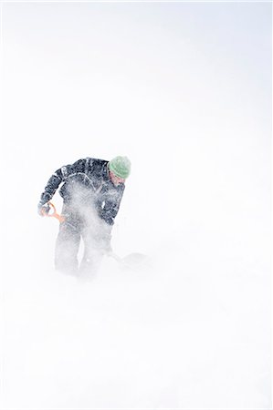 Man shoveling snow Foto de stock - Sin royalties Premium, Código: 6102-06026038