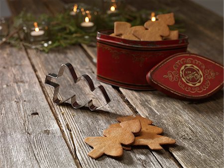 Vue grand angle de biscuits de pain d'épice en forme d'arbre, emporte-pièce et boîte Photographie de stock - Premium Libres de Droits, Code: 6102-06026152