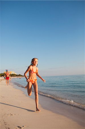 Girl running on beach Foto de stock - Sin royalties Premium, Código: 6102-06374484