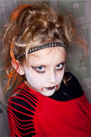 sinistre (lugubre) - Portrait de jeune fille avec Halloween maquillage Photographie de stock - Premium Libres de Droits, Code: 6102-06374495