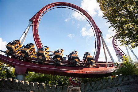 funfair - Vue d'angle faible de personnes à rollercoaster Photographie de stock - Premium Libres de Droits, Code: 6102-06374547