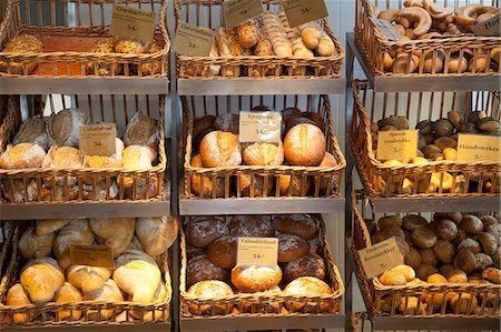 panier - Paniers pleins de petits pains de la boulangerie Photographie de stock - Premium Libres de Droits, Code: 6102-06374550