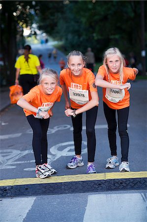 exercise girl - Sourire de filles sur la ligne de départ Photographie de stock - Premium Libres de Droits, Code: 6102-06336568