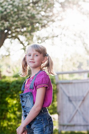 simsearch:6102-06336526,k - Portrait of smiling girl looking at camera Foto de stock - Royalty Free Premium, Número: 6102-06336522