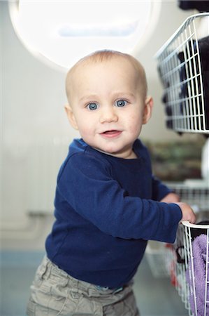 picture of a baby boy smiling - Baby boy trying to stand Foto de stock - Sin royalties Premium, Código: 6102-06336660