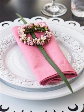 Elegant place setting with napkin and flower wreath Foto de stock - Sin royalties Premium, Código: 6102-06336672