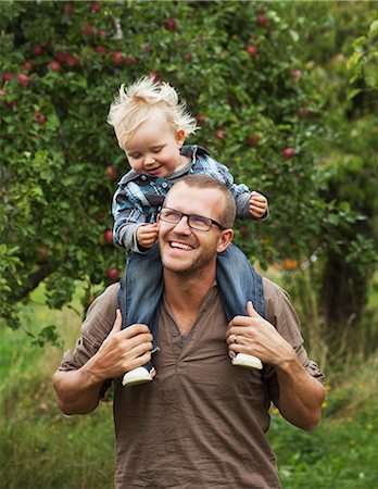 Cueillette des pommes avec son jeune fils de père Photographie de stock - Premium Libres de Droits, Code: 6102-06336687