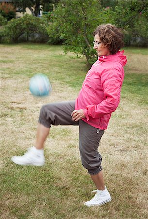 senior ball - Senior woman kicking soccer ball Foto de stock - Sin royalties Premium, Código: 6102-06336695