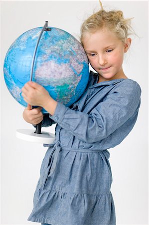 Portrait de jeune fille tenant le globe Photographie de stock - Premium Libres de Droits, Code: 6102-06336622