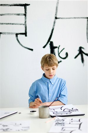 desk with wall - Signes chinois garçon et caligraphing Photographie de stock - Premium Libres de Droits, Code: 6102-06336630