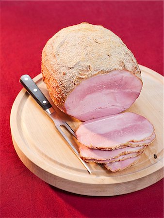 simsearch:6102-06336804,k - Studio shot of christmas ham Foto de stock - Royalty Free Premium, Número: 6102-06336760