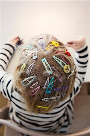 Girl with colorful hairpins Foto de stock - Royalty Free Premium, Número: 6102-06336772