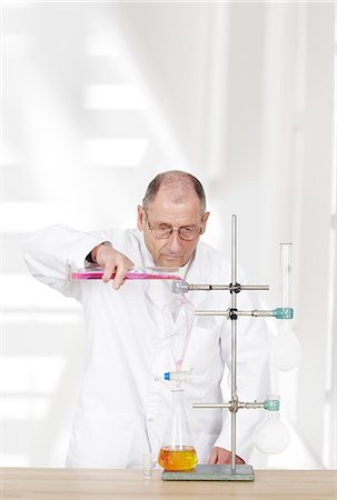 químico (hombre) - Scientist pouring chemical into beaker in laboratory Foto de stock - Sin royalties Premium, Código: 6102-06336734