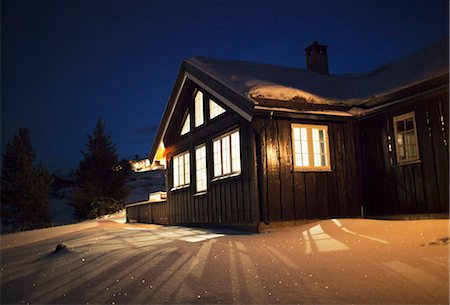 Wooden cabin in snow at night Foto de stock - Sin royalties Premium, Código: 6102-06336884