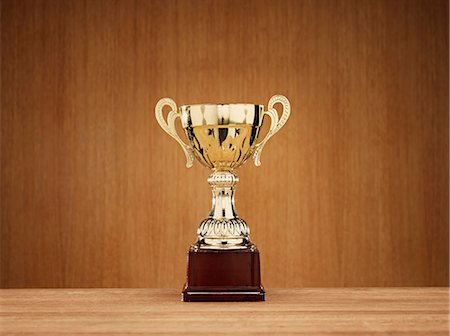 premier - Trophy on wooden background Foto de stock - Sin royalties Premium, Código: 6102-06336816