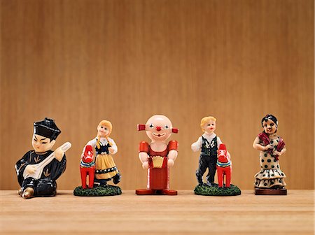 Small figurines on wooden background Stock Photo - Premium Royalty-Free, Code: 6102-06336818